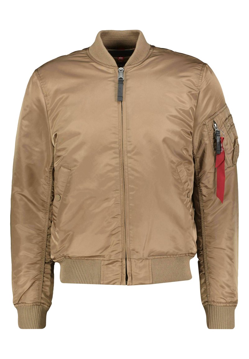 Chaqueta bomber color beige hecha de nailon suave y brillante con puños y dobladillo acanalados. Presenta un cierre con cremallera en la parte delantera y bolsillos laterales, además de un acento rojo en la manga.