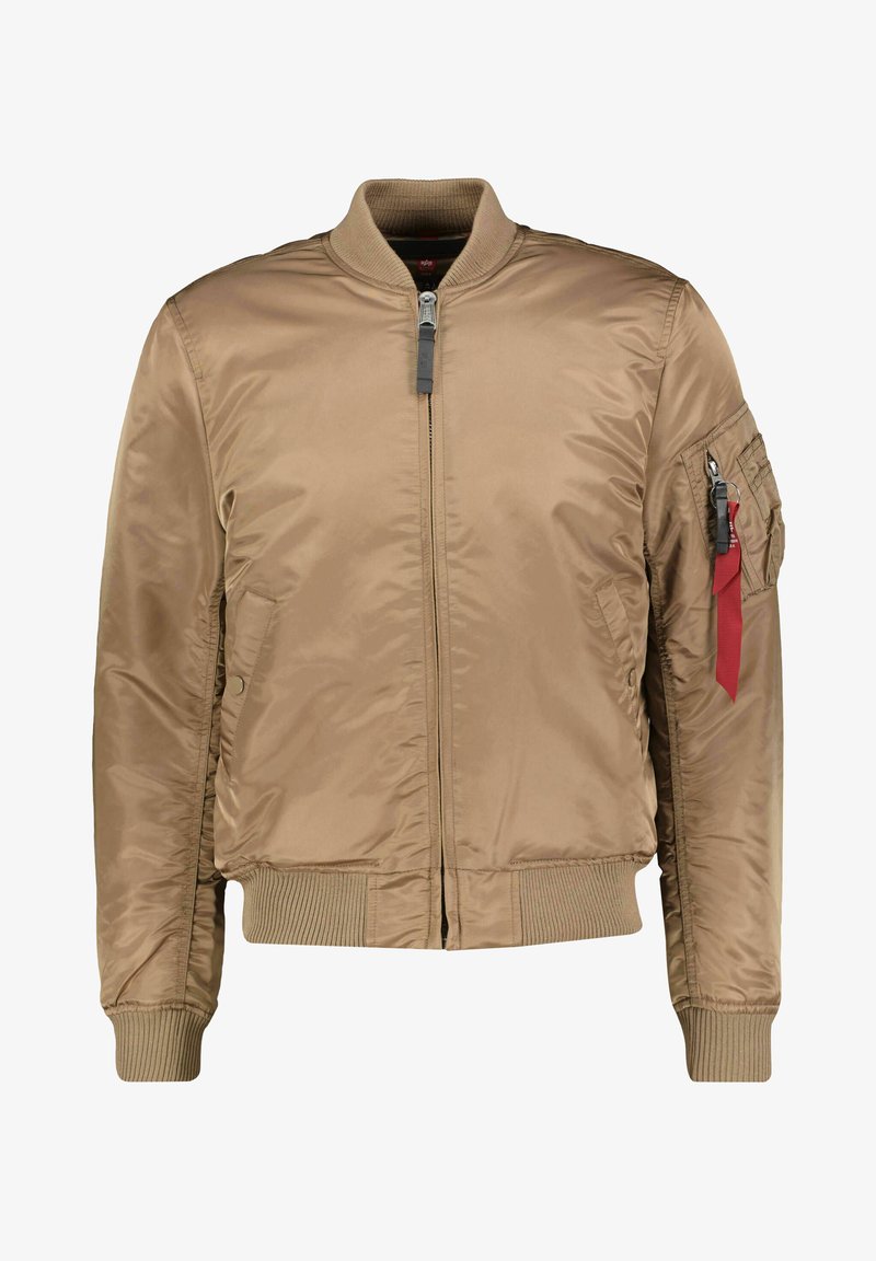 Giacca bomber tan realizzata in nylon liscio e lucido con polsini e orlo a coste. Presenta una chiusura frontale con zip e tasche laterali, oltre a un accento rosso sulla manica.