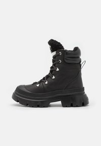 Botas de tobillo de cuero negro con un acabado texturizado, que presentan un collar de piel sintética, ojales de metal y una suela gruesa de goma para mayor agarre.