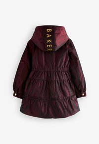 Veste matelassée bordeaux avec un design à volants, capuche et texte doré "BAKER" dans le dos. Comprend des poignets élastiques et des accents en boutons.
