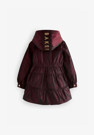Bordowa kurtka puchowa z warstwowym designem, kapturem i złotym napisem "BAKER" na plecach. Posiada elastyczne mankiety i akcenty w postaci guzików.