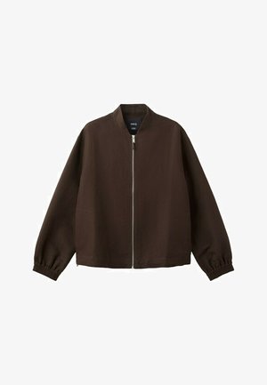 Tamno smeđa bomber jakna s prednjim srebrnim patentnim zatvaračem, elastičnim manžetama i okovratnikom bez ovratnika, prikazana na bijeloj pozadini.