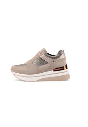 Sneaker beige con tomaia in suede e rete, design con lacci, colletto imbottito e accento metallico sul tallone. Suola bianca spessa per maggiore altezza.