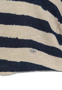 Romantische top met navy strepen, zachte stof, ronde hals, zilverkleurig metallic accent aan de onderrand en een klein 'Largo' logo etiket aan de onderzijde links.