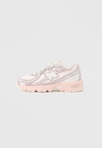 Fehér és pasztell rózsaszín sportcipő fűzős lezárással, párnázott talppal és nagy "N" logóval az oldalon.