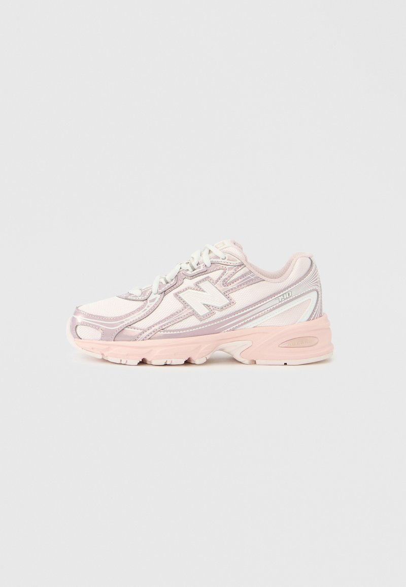 Fehér és pasztell rózsaszín sportcipő fűzős lezárással, párnázott talppal és nagy "N" logóval az oldalon.