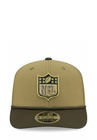 Khaki-Kappe mit einem gebogenen, dunkeloliven Schirm, versehen mit einem gestickten NFL-Logo auf der Vorderseite. Hergestellt aus dehnbarem Stoff f�ür maximalen Komfort.