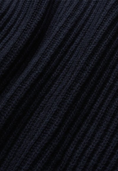 Dunkelblauer gestrickter Stoff mit rippenartiger Textur, der erhöhte Linien und ein weiches, gemütliches Aussehen aufweist. Geeignet für Bekleidung oder Accessoires.