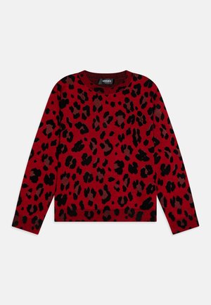 Roter Pullover mit einem schwarzen Leopardenmuster. Er hat einen Rundhalsausschnitt und lange Ärmel mit gerippten Bündchen und besteht aus einem weichen Strickstoff.