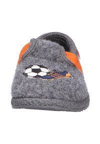 Grijze gevoerde slipper met oranje accenten en een zwarte rubberen zool. Heeft borduursels van een voetbal en schoeisel aan de voorkant.