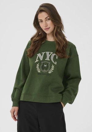 Hanorac verde cu guler larg, având design-ul "NYC" și un emblema. Fabricat dintr-un material moale, cu manșete și tiv cu garnitură.