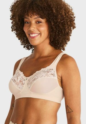 Beige bh met kantafwerking en zachte stof, voorzien van verstelbare bandjes en een delicate knoopdetail in het midden.