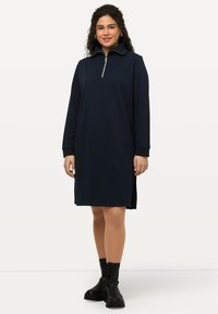 Ulla Popken TROYERKRAGEN REISSVERSCHLUSS LANGARM - Pletené šaty - dark blue