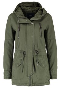 Olivově zelená parka s kapucí, zipovým zapínáním a dvěma předními kapsami. Obsahuje stahovací pás a texturovanou tkaninu.
