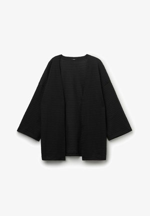 Czarny teksturowany kardigan z otwartym frontem, szerokimi długimi rękawami, luźnym krojem i bez widocznych guzików ani zapięć, prezentowany na białym tle.