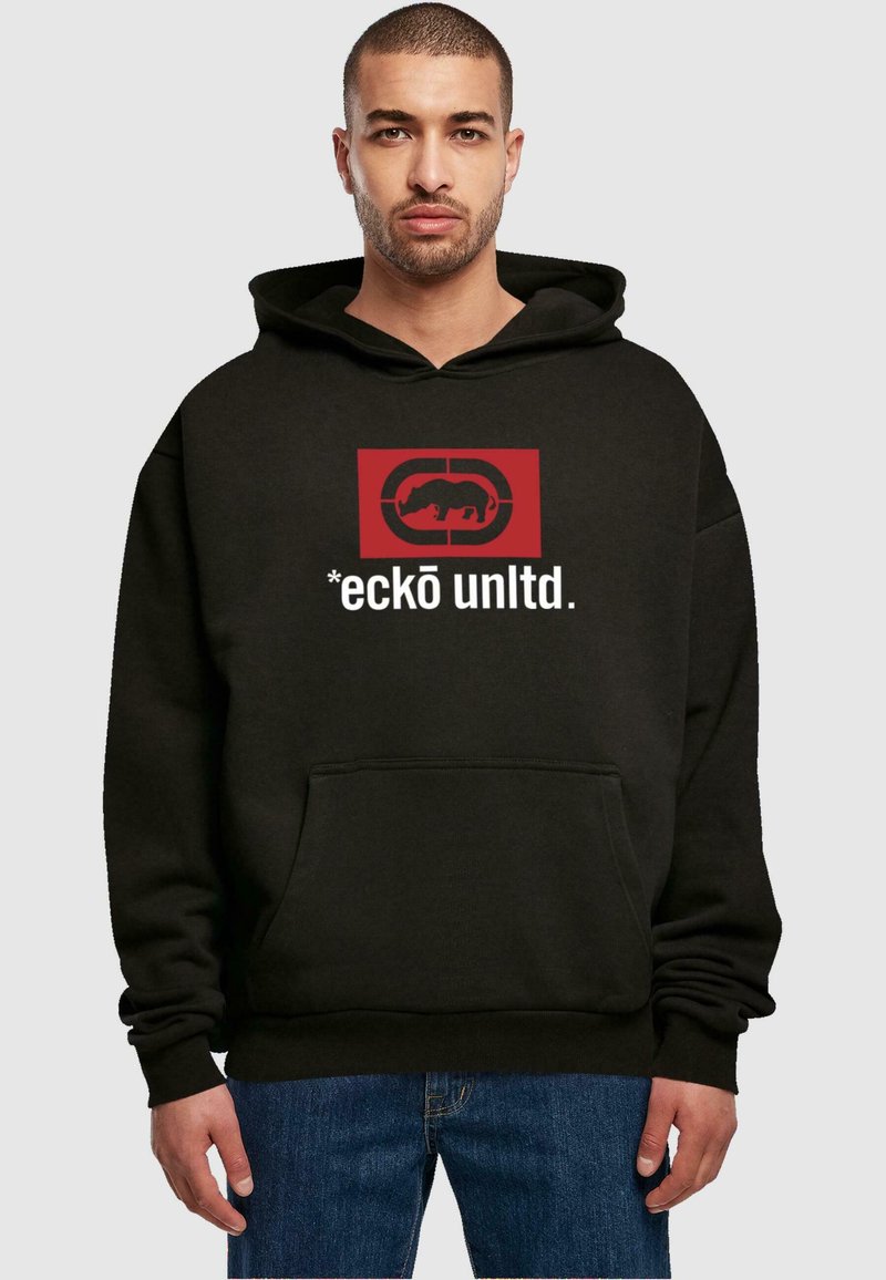 Sort hættejakke med frontlomme, rød grafisk logo med et stiliseret dyr og teksten "*eckō unltd." i hvid. Blød tekstur, afslappet pasform.