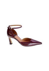 Décolleté in pelle bordeaux con punta affusolata e tacco a stiletto basso. Presenta una cinghia alla caviglia e lati intagliati, creando una silhouette slanciata.
