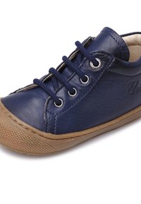 Námořnické modré kožené tenisky s texturovanou gumovou podrážkou, šněrovacím designem, kovovými průvleky a jemným logem na boku.