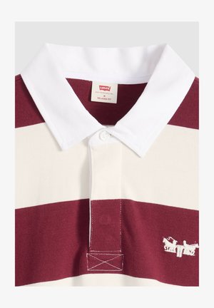 Poloshirt mit breiten horizontalen Burgund- und weißen Streifen, weißem Kragen, Knopfleiste und kleinem weißen, aufgesticktem Logo auf der Brust.