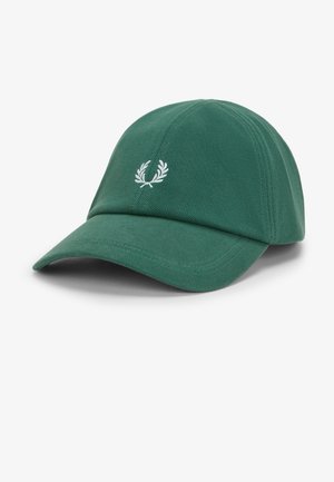 Gorra de béisbol verde con visera curva y logotipo de corona de laurel blanca bordado en el centro frontal.