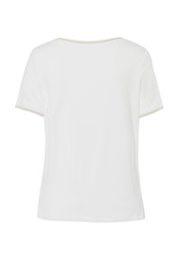 Witte t-shirt met korte mouwen en een ronde halslijn, voorzien van een subtiele gouden accenten bij de kraag en de mouwranden. Glad textuur.