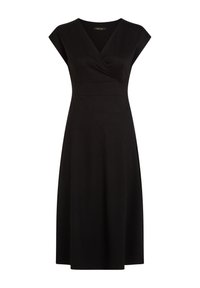 Robe noire en tissu doux, avec un décolleté en V et des manches courtes. Design évasé, longueur genoux avec une texture lisse et un minimum de détails.