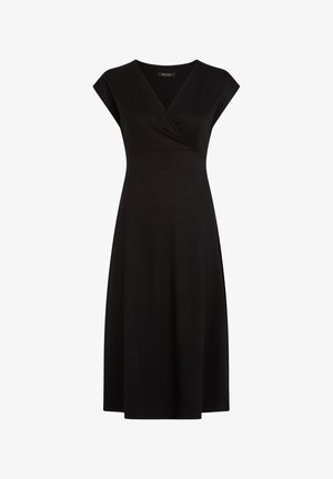 Robe noire en tissu doux, avec un décolleté en V et des manches courtes. Design évasé, longueur genoux avec une texture lisse et un minimum de détails.