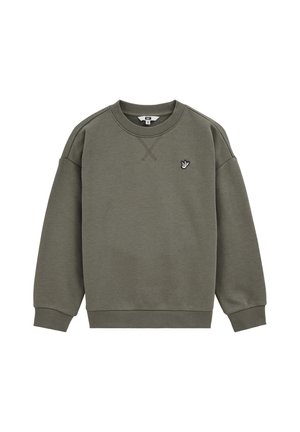 Olivengrøn crewneck sweatshirt med ribbet manchetter og kant, med et lille hvidt hånd-lap på venstre bryst.
