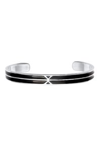 Bracciale cuff in metallo con finitura argento lucido. Presenta due strisce di smalto nero e ritagli geometrici. Design elegante, ad apertura aperta.