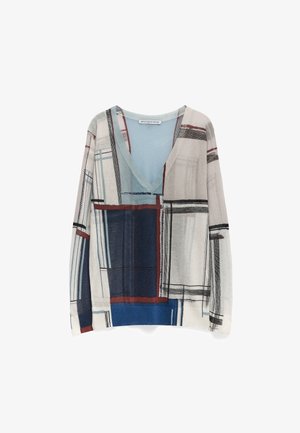 Lichtgewicht trui met V-hals, voorzien van een multikleurig geometrisch patroon in grijs, blauw en rood, en lange mouwen. Zachte textuur.