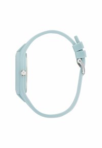 Reloj de silicona azul claro con una carátula rectangular, herrajes plateados y un cierre de hebilla simple. Textura suave, diseño minimalista.
