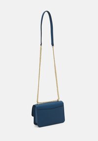 Modrá kožená crossbody taška s texturou, vybavená řetězovým a koženým popruhem. Obsahuje klopový uzávěr a přední kapsu.