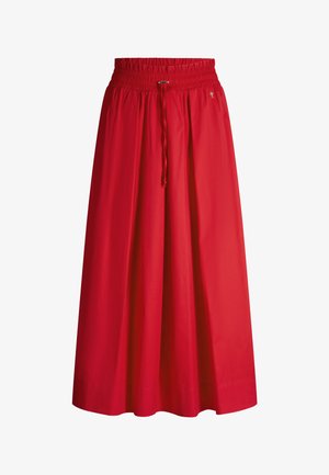 Jupe midi rouge avec taille élastique et cordon de serrage, coupe ample, et petit logo métallique sur le côté supérieur droit.