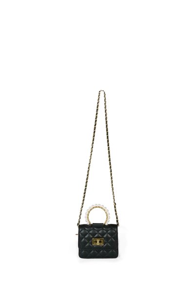 Borsa a tracolla in pelle nera trapuntata con catena dorata e manico circolare decorato da perle su sfondo bianco.