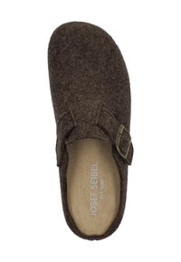Pantofole in feltro marrone con punta chiusa, cinturino regolabile e fibbia in metallo. L'interno presenta una fodera beige chiaro con il logo del marchio.
