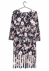 Blommönstrad klänning i marinblått tyg, med korta ärmar, rund halsringning och vita randiga detaljer vid fållen.