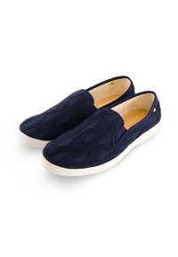 Marine instap schoenen met een gestructureerde brei bovenkant, witte rubberen zool en een minimalistisch ontwerp. Gevoerde binnenzool met perforatiedetails.