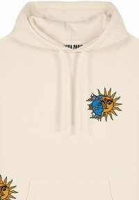 Felpa crema con tasca frontale, decorata con una grafica di sole e luna nei colori arancione, giallo e blu. Presenta coulisse e una texture morbida.