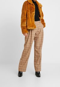 Object Mantel - mustard yellow