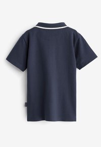 Polo blu navy a maniche corte con rifinitura bianca sul colletto, mostrata da dietro su sfondo bianco.