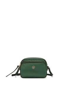 Borsa a tracolla verde in pelle con due scomparti con zip, texture embossata, dettaglio del logo in oro e tracolla regolabile.