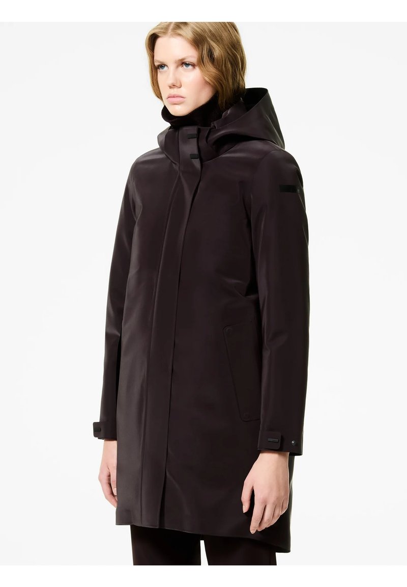 Cappotto impermeabile marrone scuro con un colletto alto, cappuccio regolabile e tasche laterali. Texture liscia e design minimalista. Accenti in hardware nero.