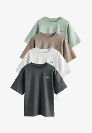 Fire kortærmede bomulds-T-shirts stablet i grøn, brun, hvid og mørkegrå, hver med et lille broderet logo på brystet.