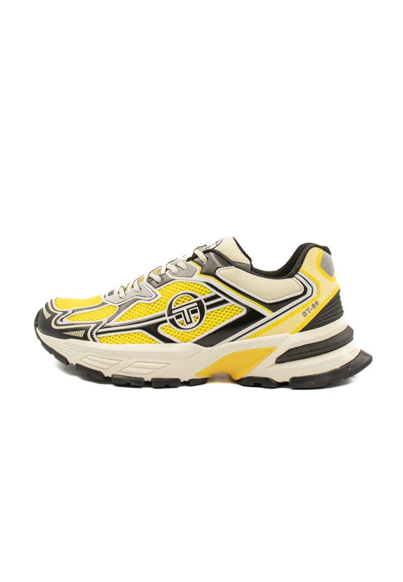 Sneaker sportivo con una tomaia in tessuto giallo predominante, dettagli neri, mesh testurizzato e suola ammortizzata con base grigia.