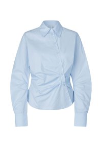 Chemise bleu clair à manches longues avec col pointu et détail plissé asymétrique sur le devant.
