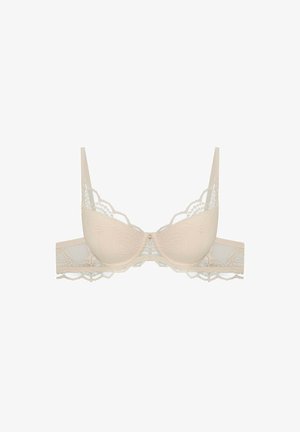 Beige Spitzen-Bra mit gepolsterten Cups, gewellten Kanten und einem Blumenmuster; verfügt über verstellbare Träger und einen Haken- und Ösenverschluss auf der Rückseite.