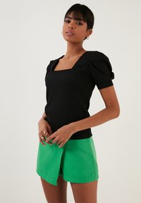 LELA SLIM FIT - Palaidinė - black