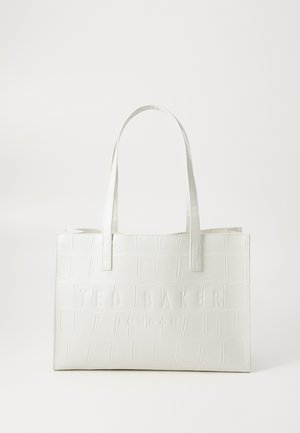 Hvit totebag med et preget krokodillemønster, med flate håndtak, en strukturert form, og "TED BAKER LONDON"-logoen foran.