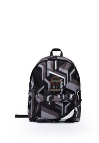 Schwarzer und grauer Rucksack mit geometrischen Mustern, einem Tragegriff oben, verstellbaren Schultergurten und einer Fronttasche mit einem Logo-Patch.