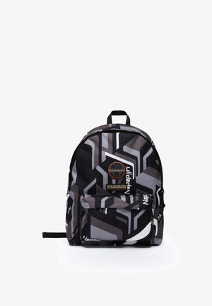 Czarny i szary plecak z geometrycznymi wzorami, uchwytem na górze, regulowanymi szelkami oraz przednią kieszenią z naszywką z logo.